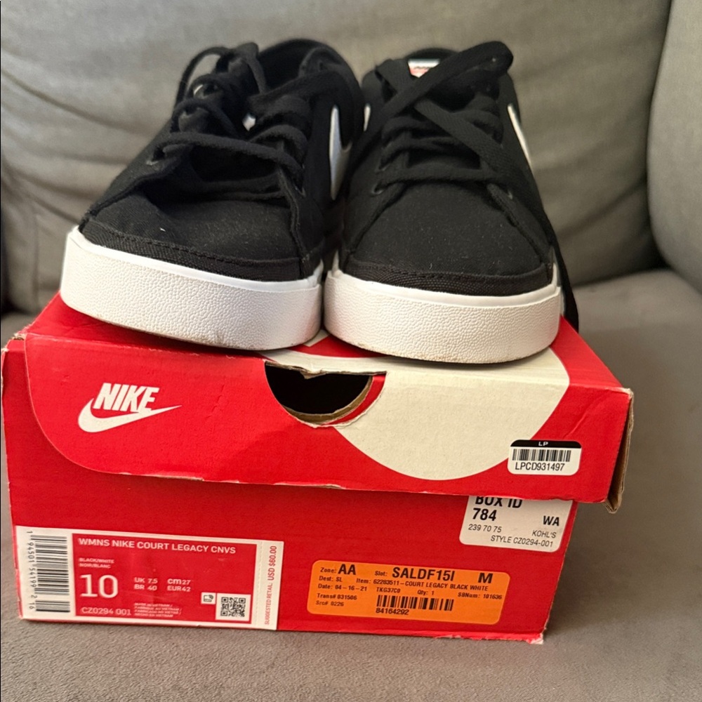 Nike WMNs Black and White Court Legacy CNVS